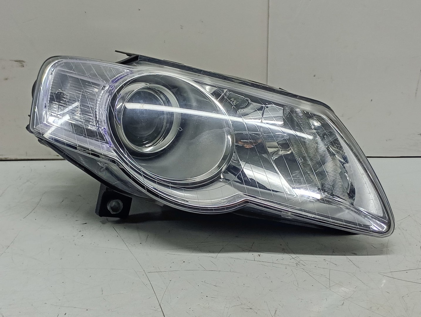 Far dreapta Volkswagen Passat B6 (2005 - 2010)