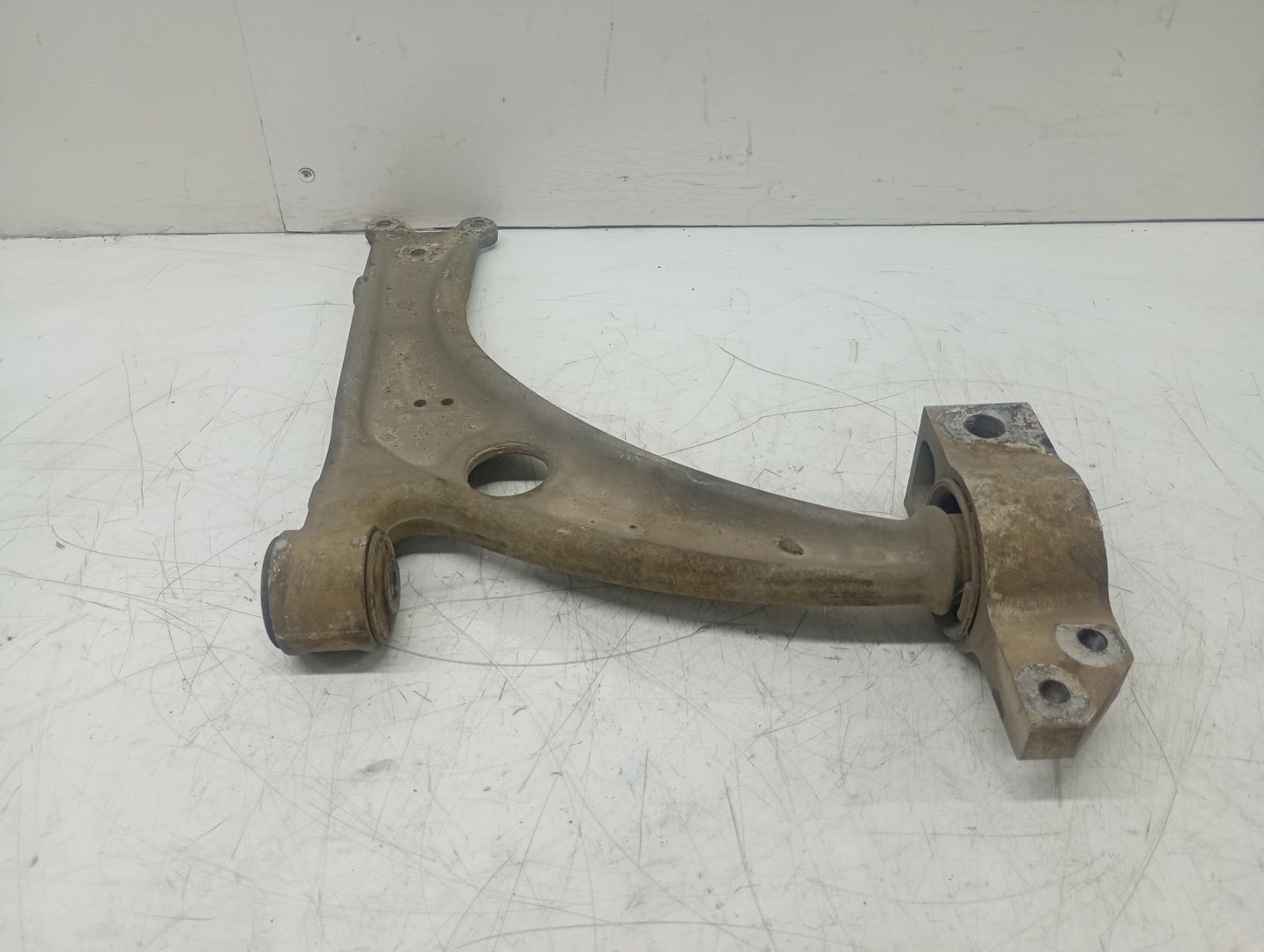 Brat suspensie stanga fata Volkswagen Passat B6 (2005 - 2010)