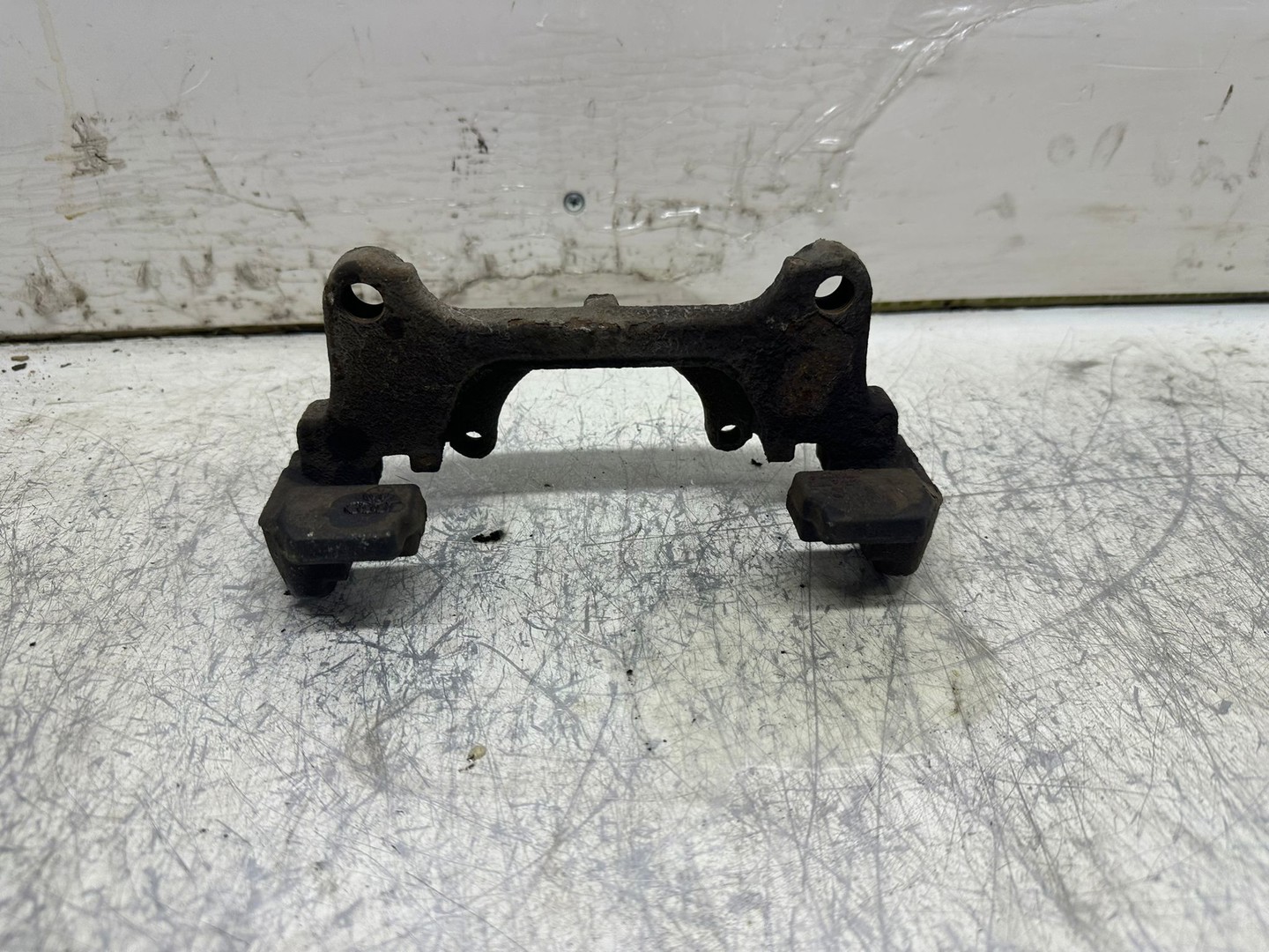 Suport etrier stanga fata Volkswagen Passat B6 (2005 - 2010)