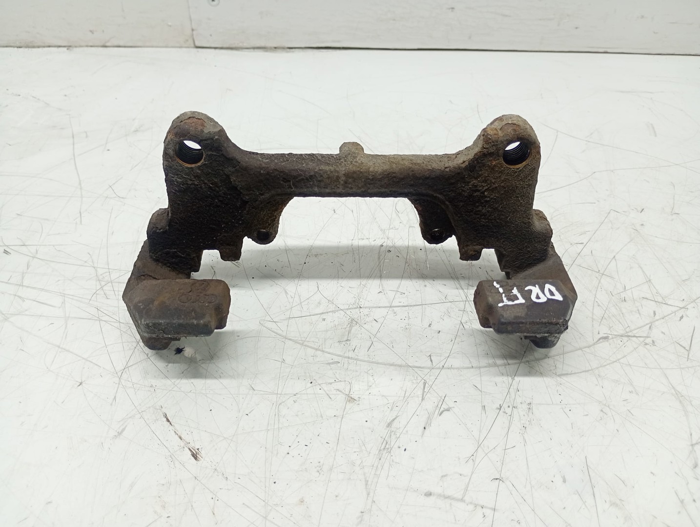 Suport etrier dreapta fata Volkswagen Passat B6 (2005 - 2010)