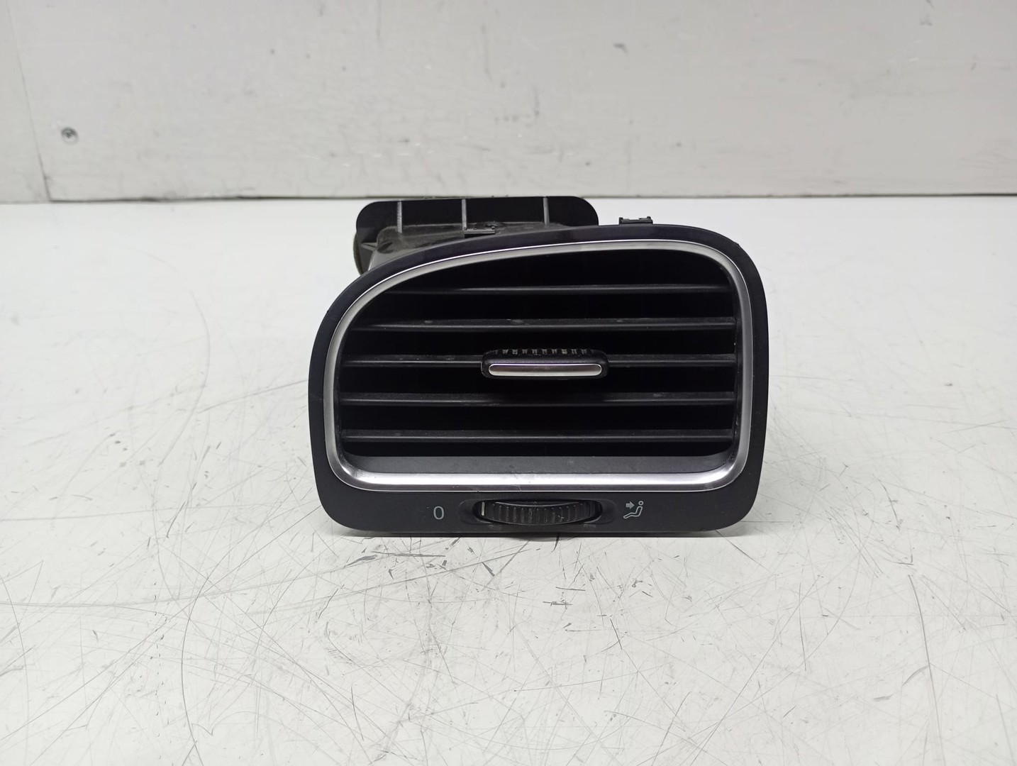 Grila ventilatie 5k0819703g Volkswagen Golf 6 (2008 - 2015)
