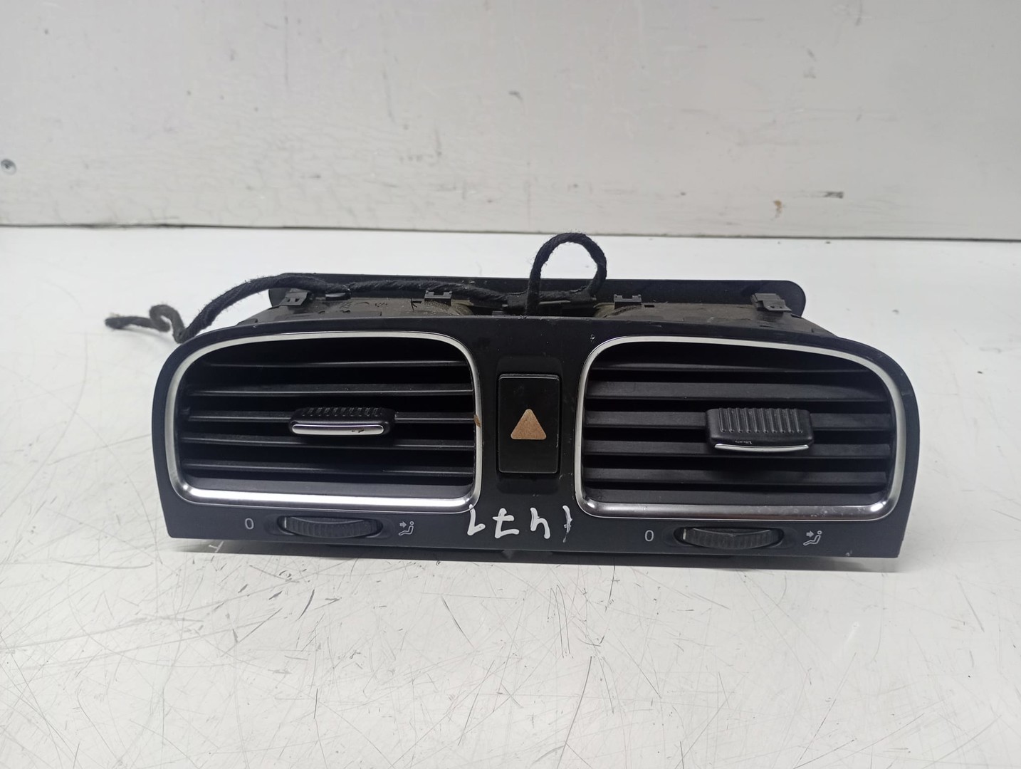 Grila ventilatie 5k0815736c Volkswagen Golf 6 (2008 - 2015)