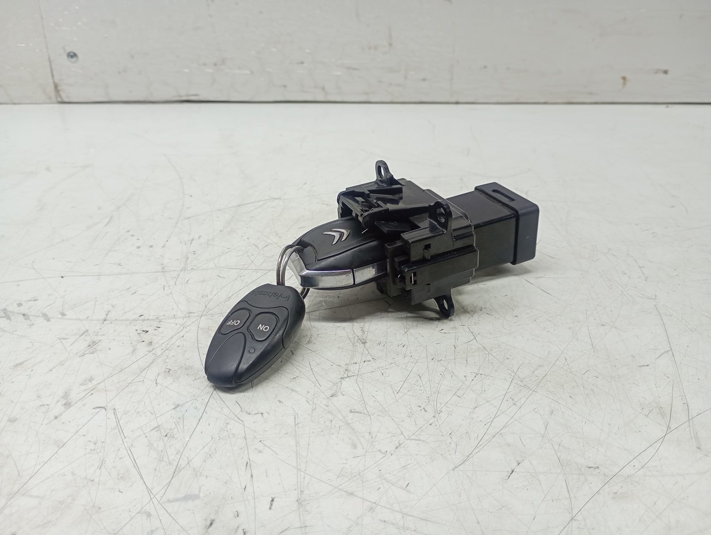 Contact cu cheie 980063008002 Citroen C4 Picasso 2 (2013 - 2017)