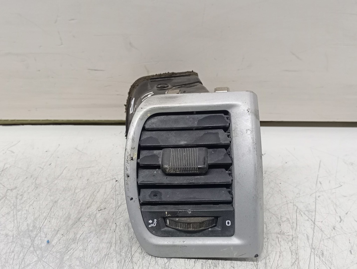 Grila ventilatie bord 5J0819702 Skoda Fabia 5J (2007 - 2010)