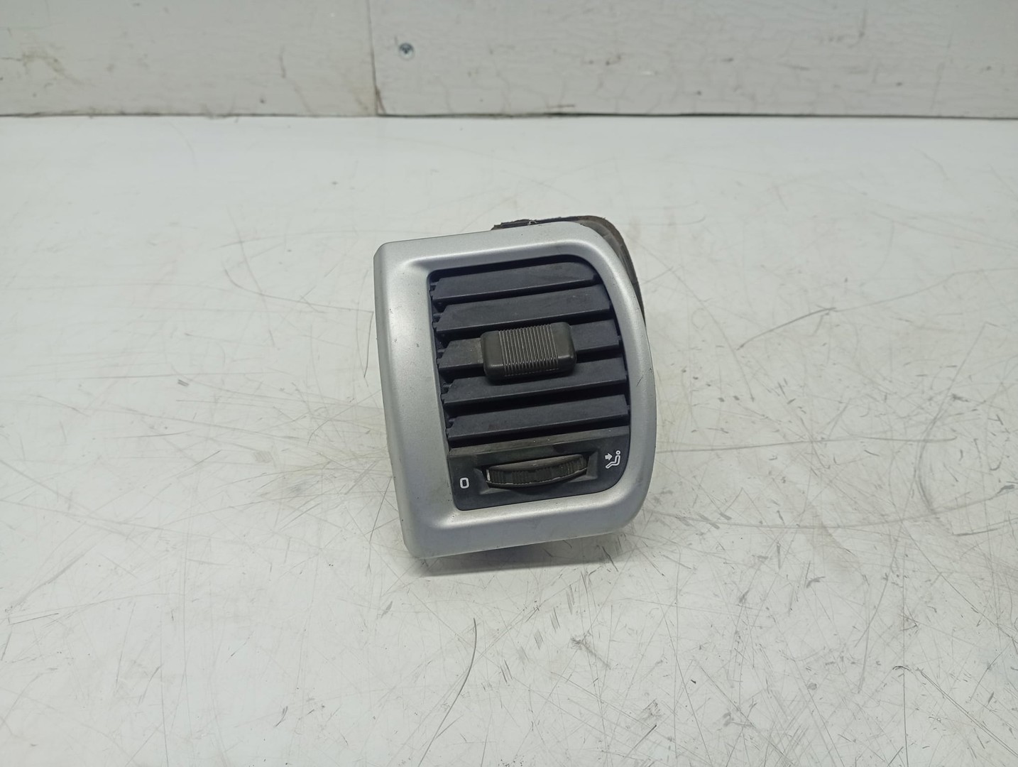 Grila ventilatie 5j0819701 Skoda Fabia 5J (2007 - 2010)