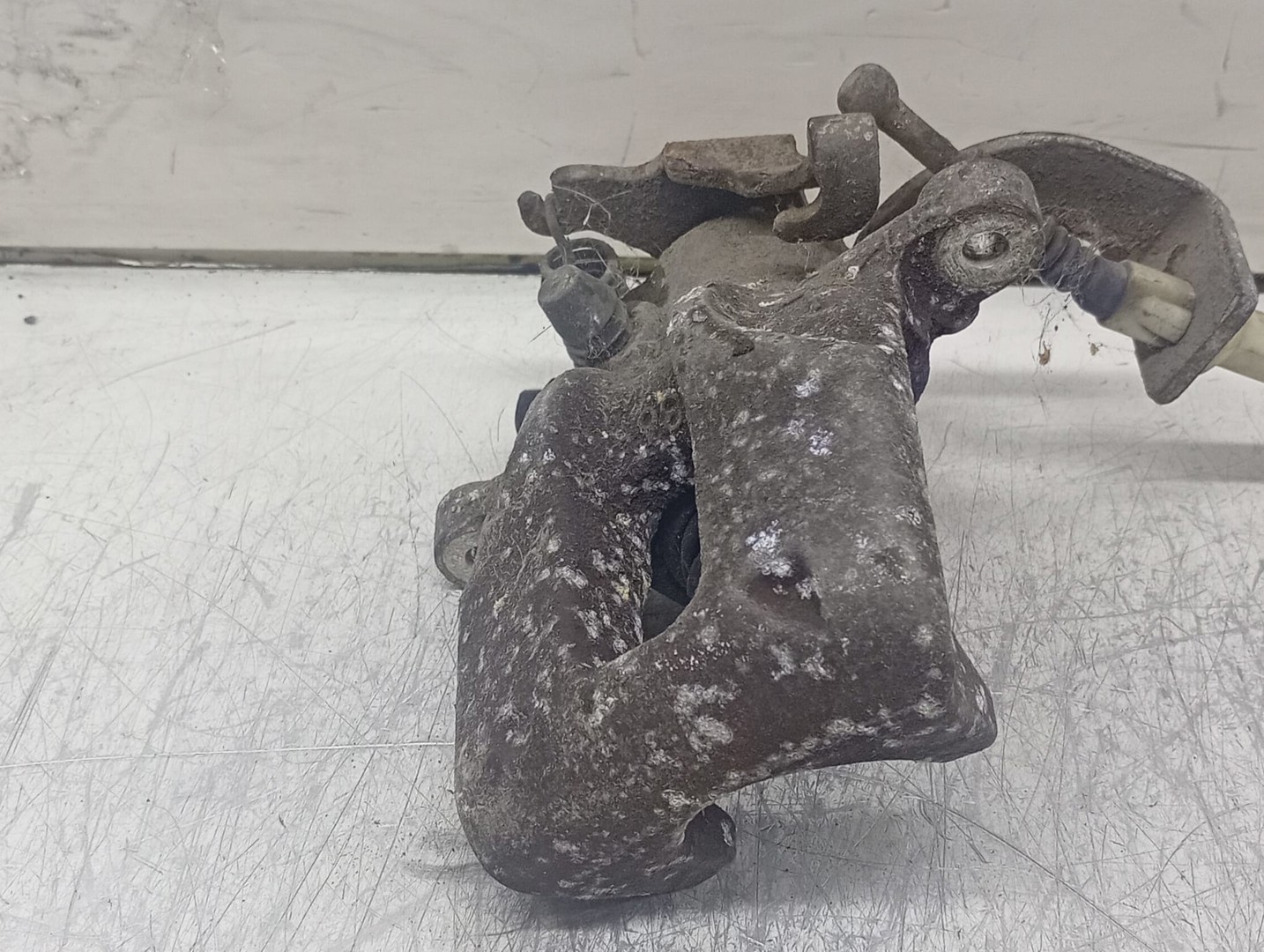 Etrier stanga spate 0204L67275 Toyota Corolla E160 (2012 - 2016)