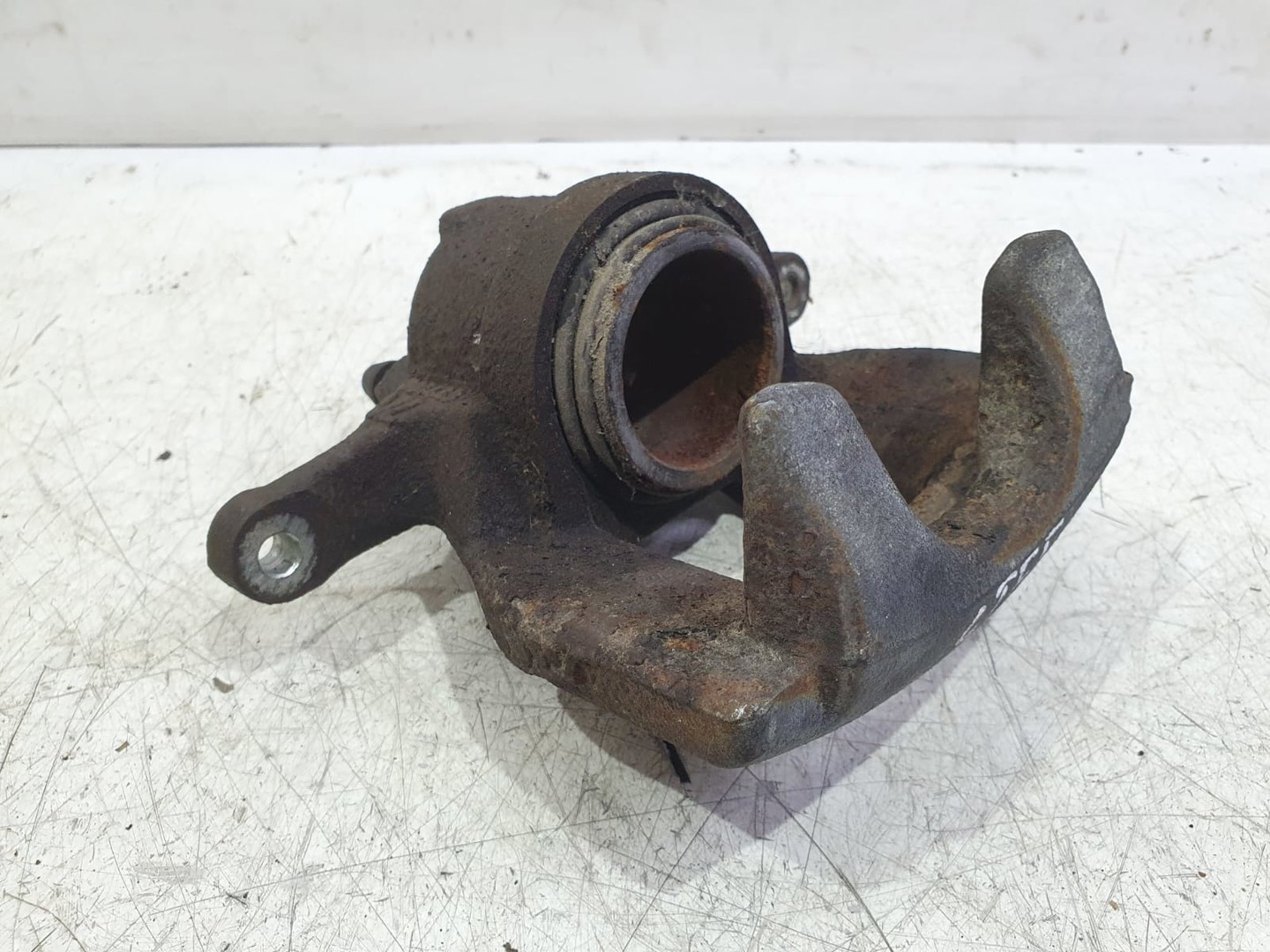 Etrier stanga fata 701443 Toyota Corolla E160 (2012 - 2016)