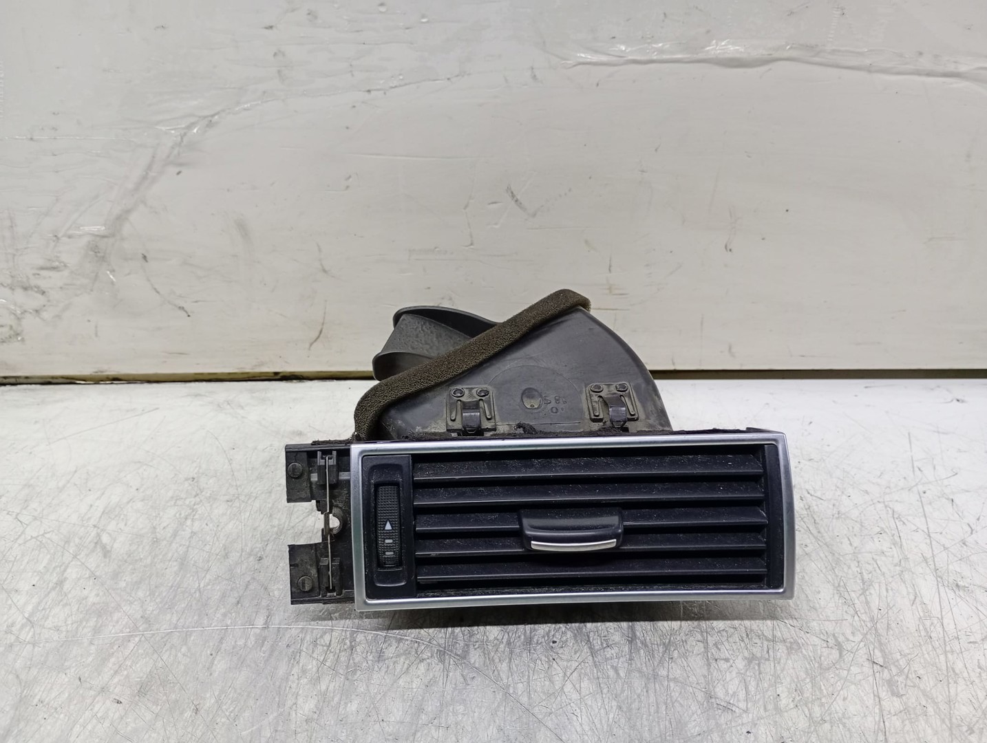 Grila ventilatie bord 4F1820902 Audi A6 4F/C6 (facelift) (2008 - 2011)