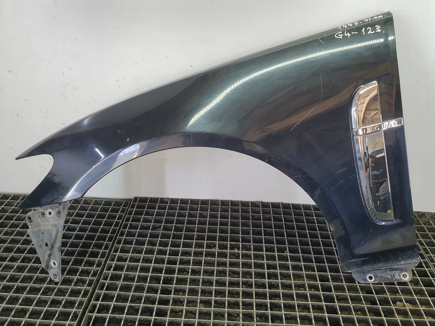 Aripa stanga fata Jaguar XF X250 (2007 - 2011)