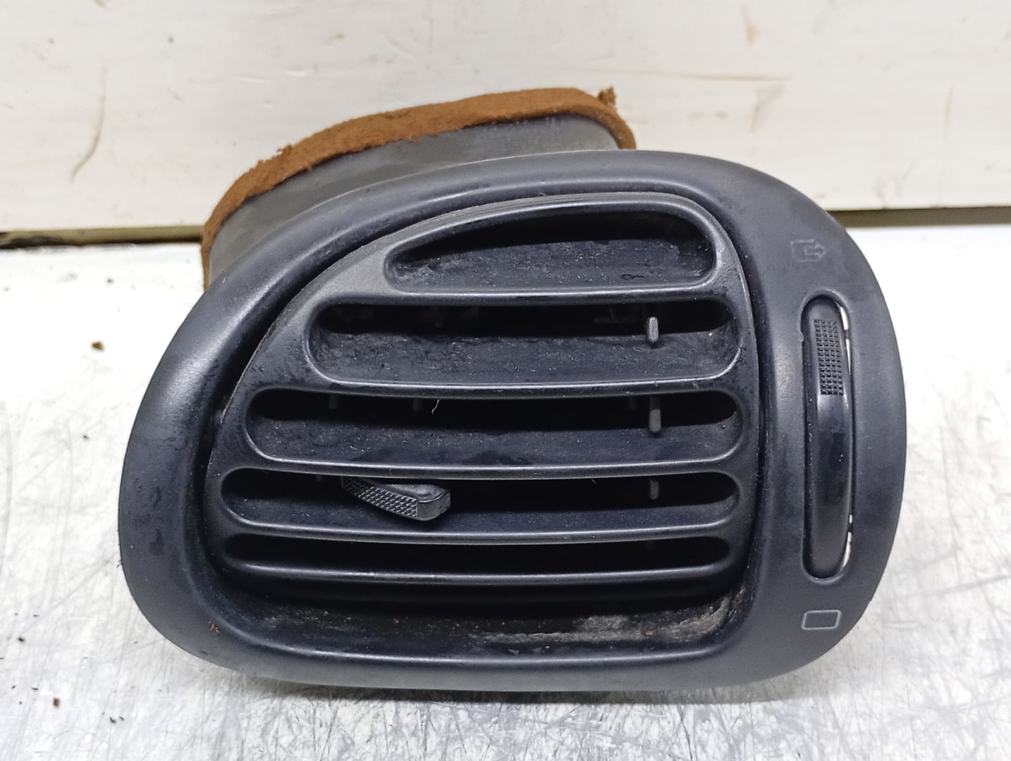 Grila ventilatie bord 9632184377 Peugeot 206 1 (facelift) (2002 - 2009)