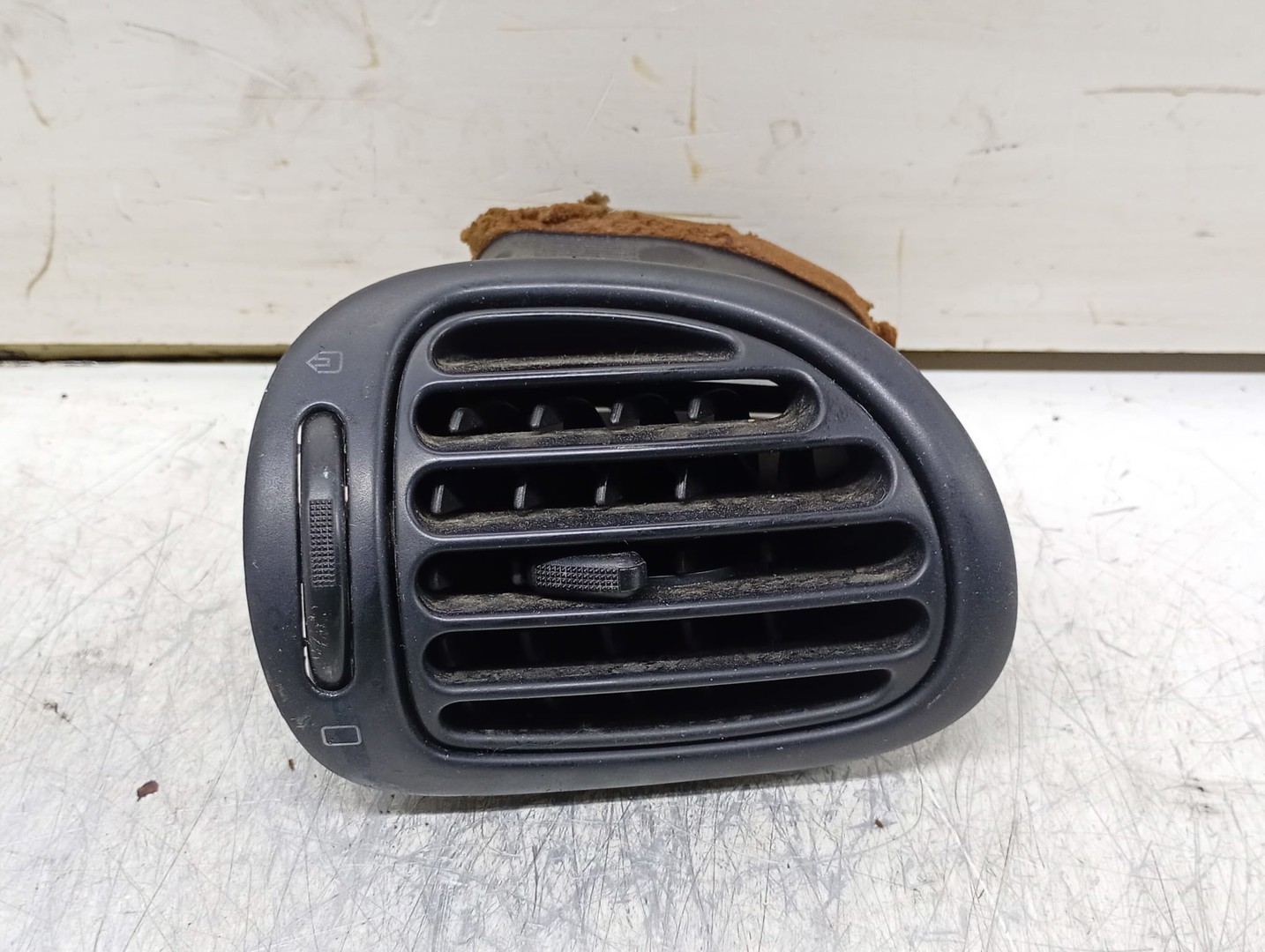 Grila ventilatie bord 9632184877 Peugeot 206 1 (facelift) (2002 - 2009)
