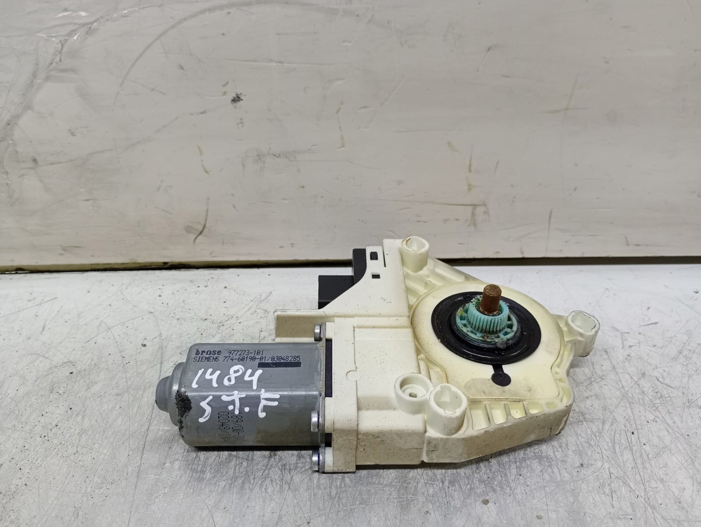 Motoras geam stanga fata 4F0959801D Audi A6 4F/C6 (2004 - 2008)