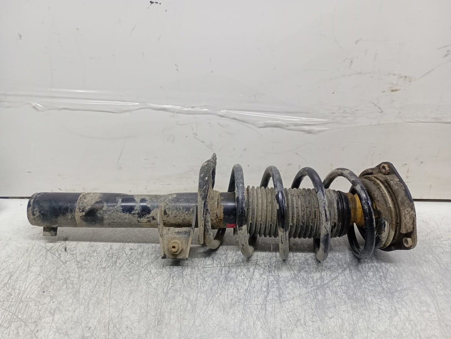 Amortizor cu arc stanga fata Volkswagen Passat B6 (2005 - 2010)