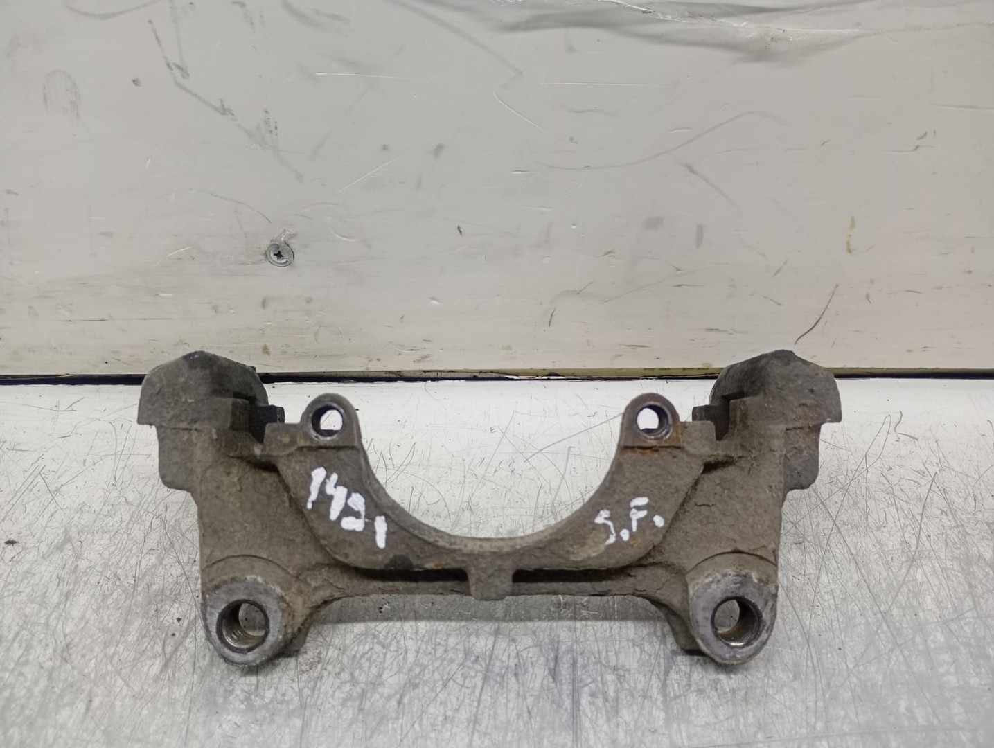Suport etrier stanga fata Volkswagen Passat B6 (2005 - 2010)