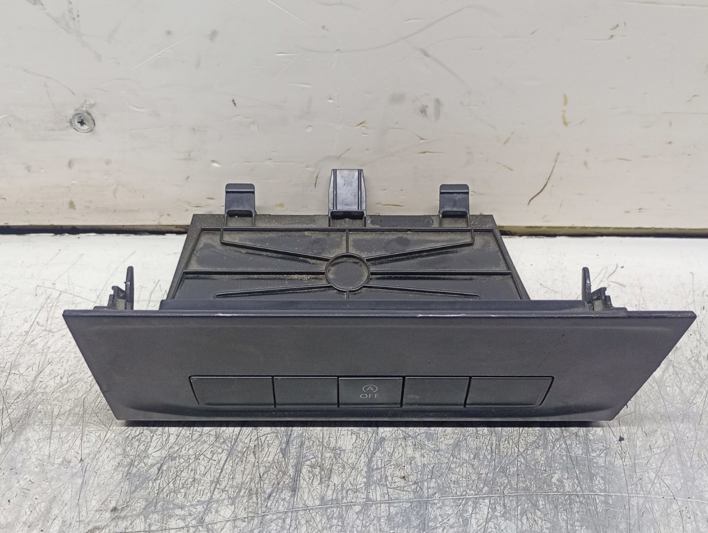 Ornament consola centrala 2K5863347 Volkswagen Caddy 4 (2015 - 2020)