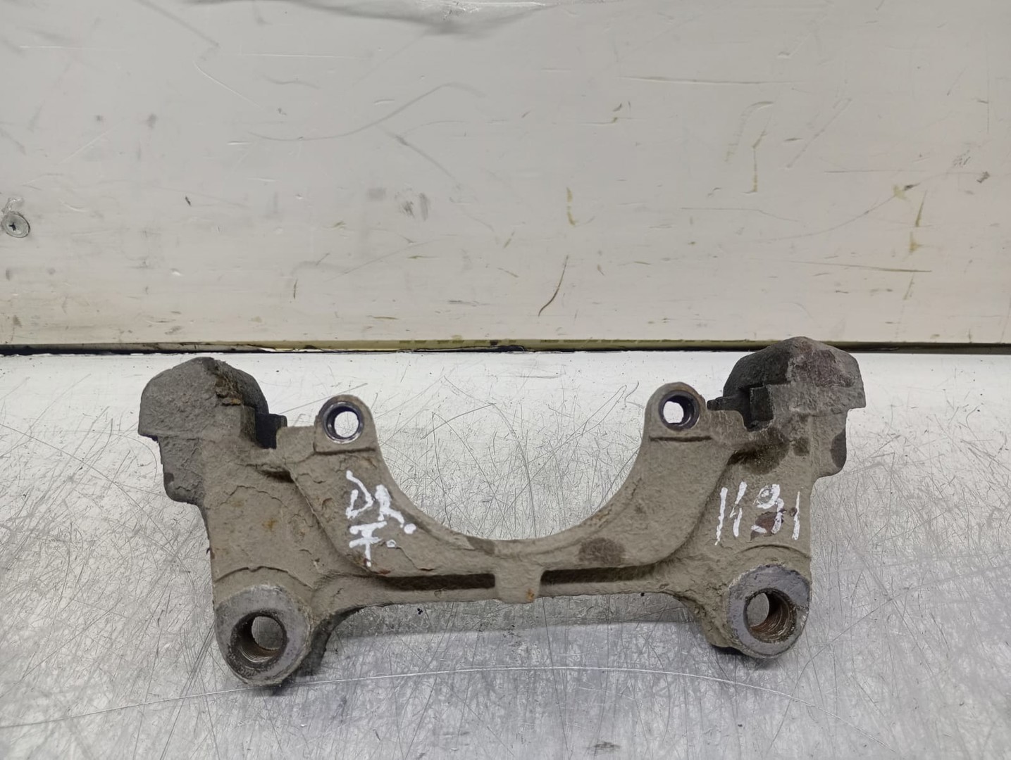 Suport etrier dreapta fata Volkswagen Passat B6 (2005 - 2010)