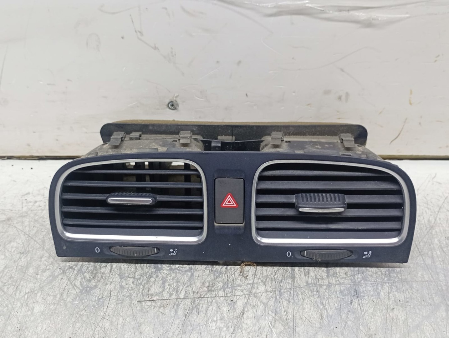 Grila ventilatie bord 5K0815736 Volkswagen Golf 6 (2008 - 2015)