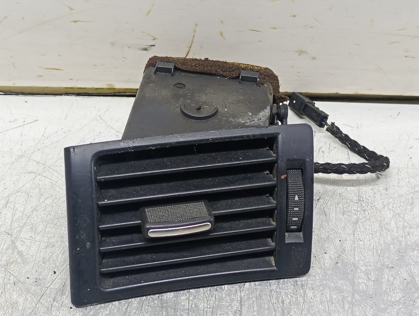 Grila ventilatie bord 8E0820901 Audi A4 B6 (2000 - 2005)