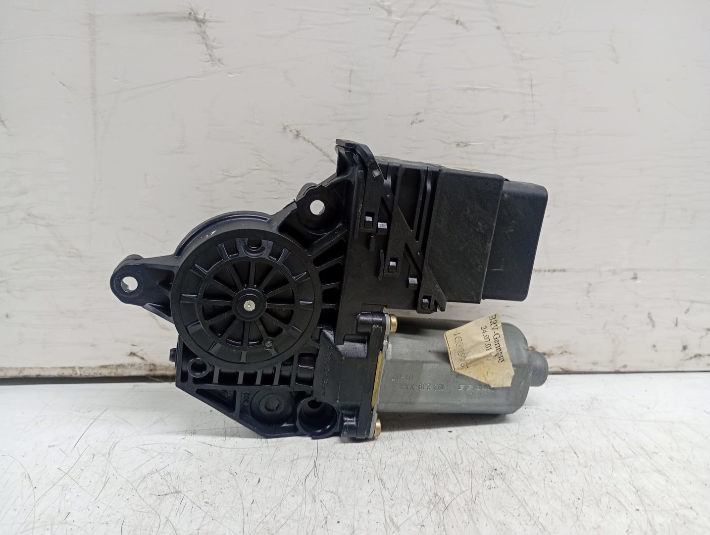 Motoras geam stanga spate 130821767 Volkswagen Golf 4 (1997 - 2006)