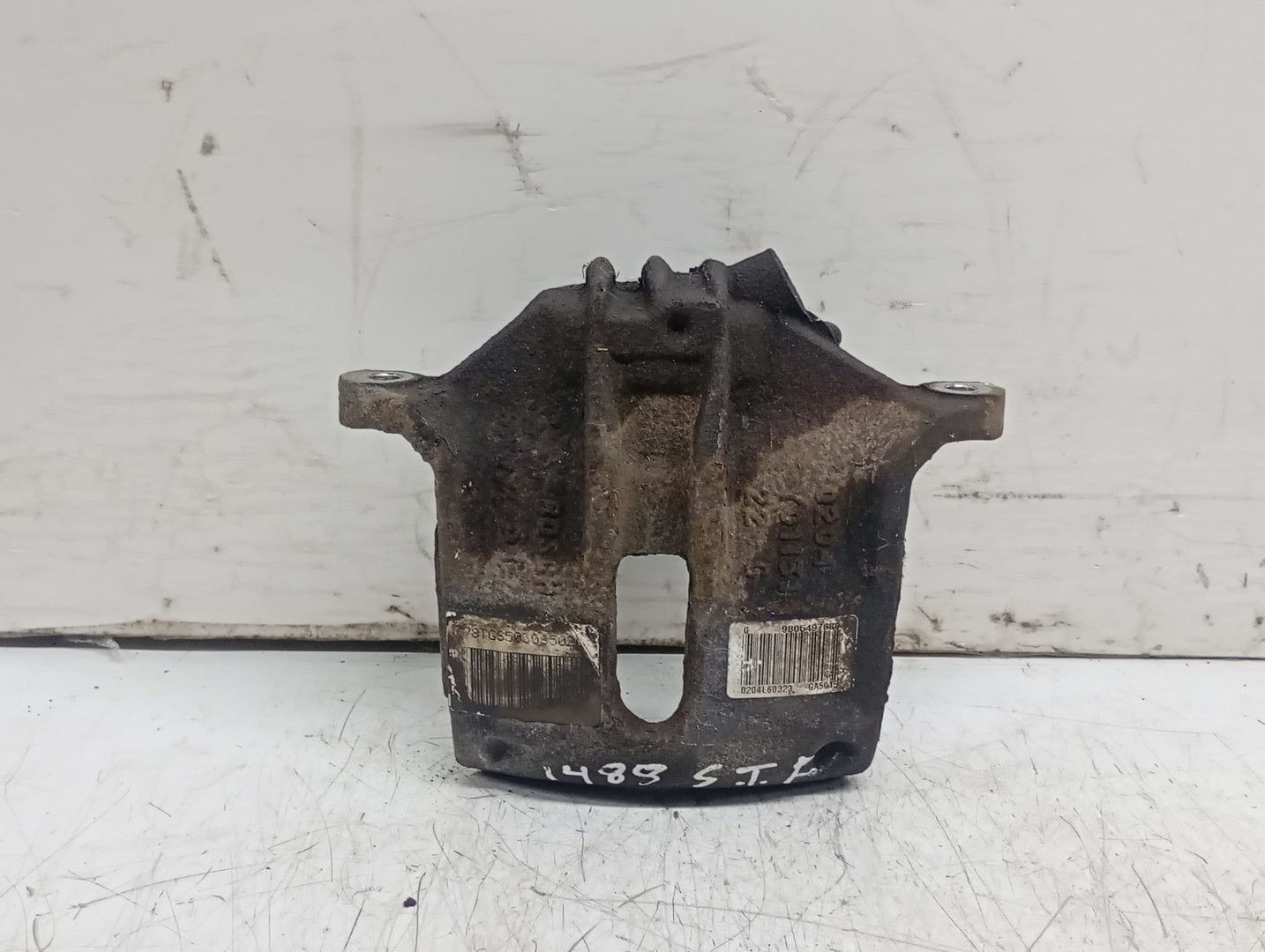 Etrier stanga fata 9805497680 Peugeot 208 1 (2012 - 2016)