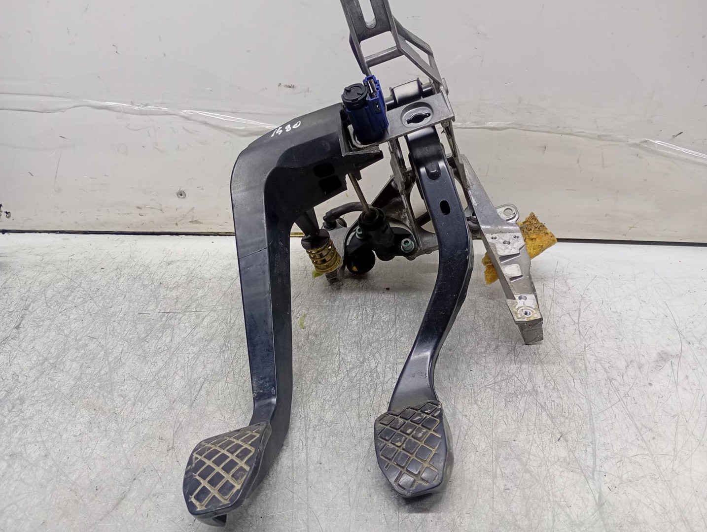 Pod pedalier 8E1721117A Audi A4 B6 (2000 - 2005)