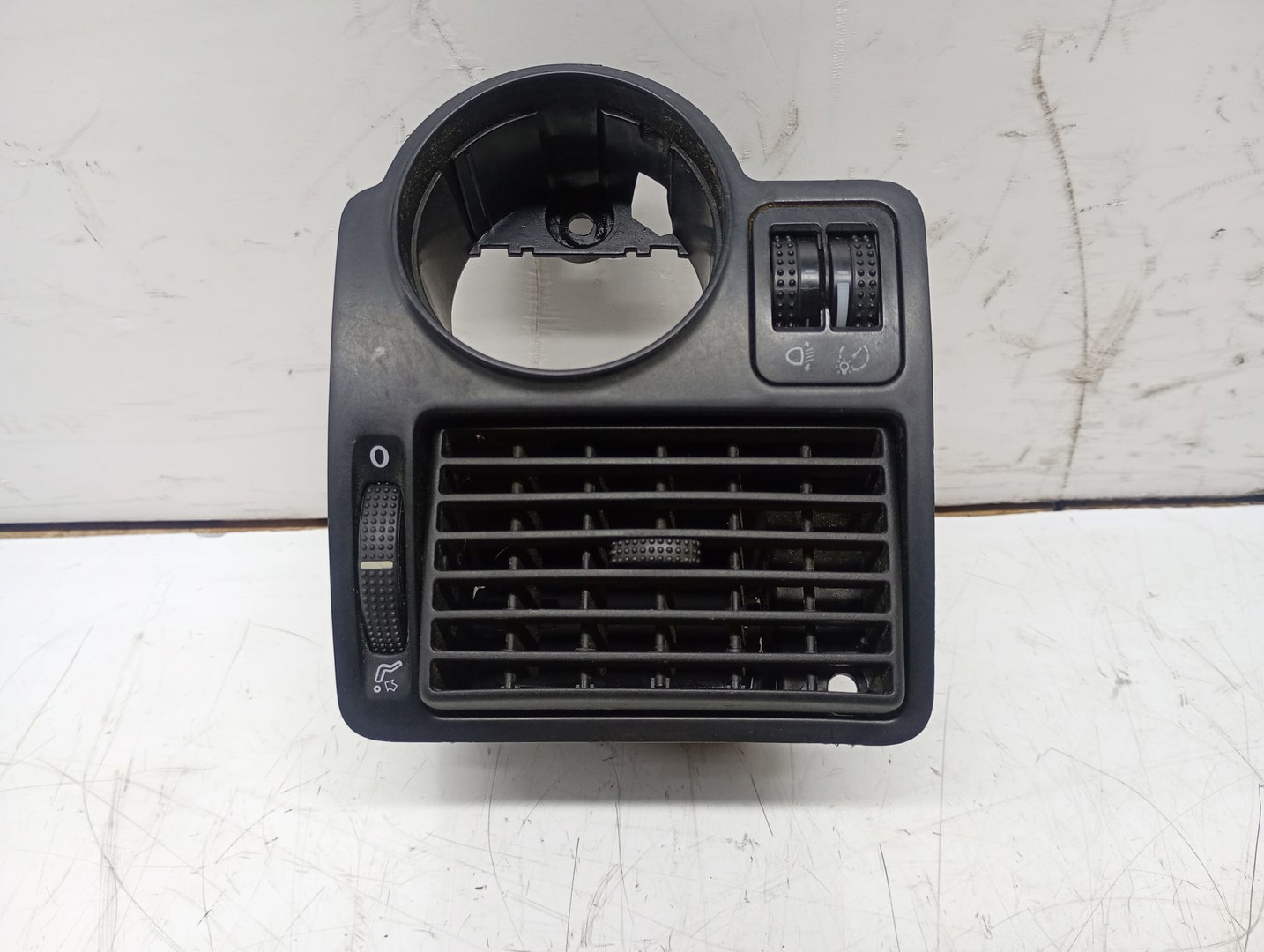 Grila ventilatie bord 1j1815715a Volkswagen Golf 4 (1997 - 2006)