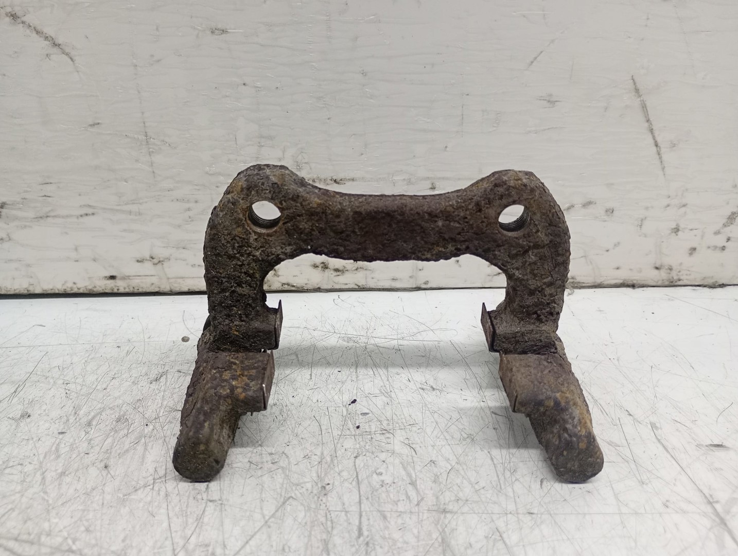 Suport etrier stanga spate Renault Clio 3 (2005 - 2009)