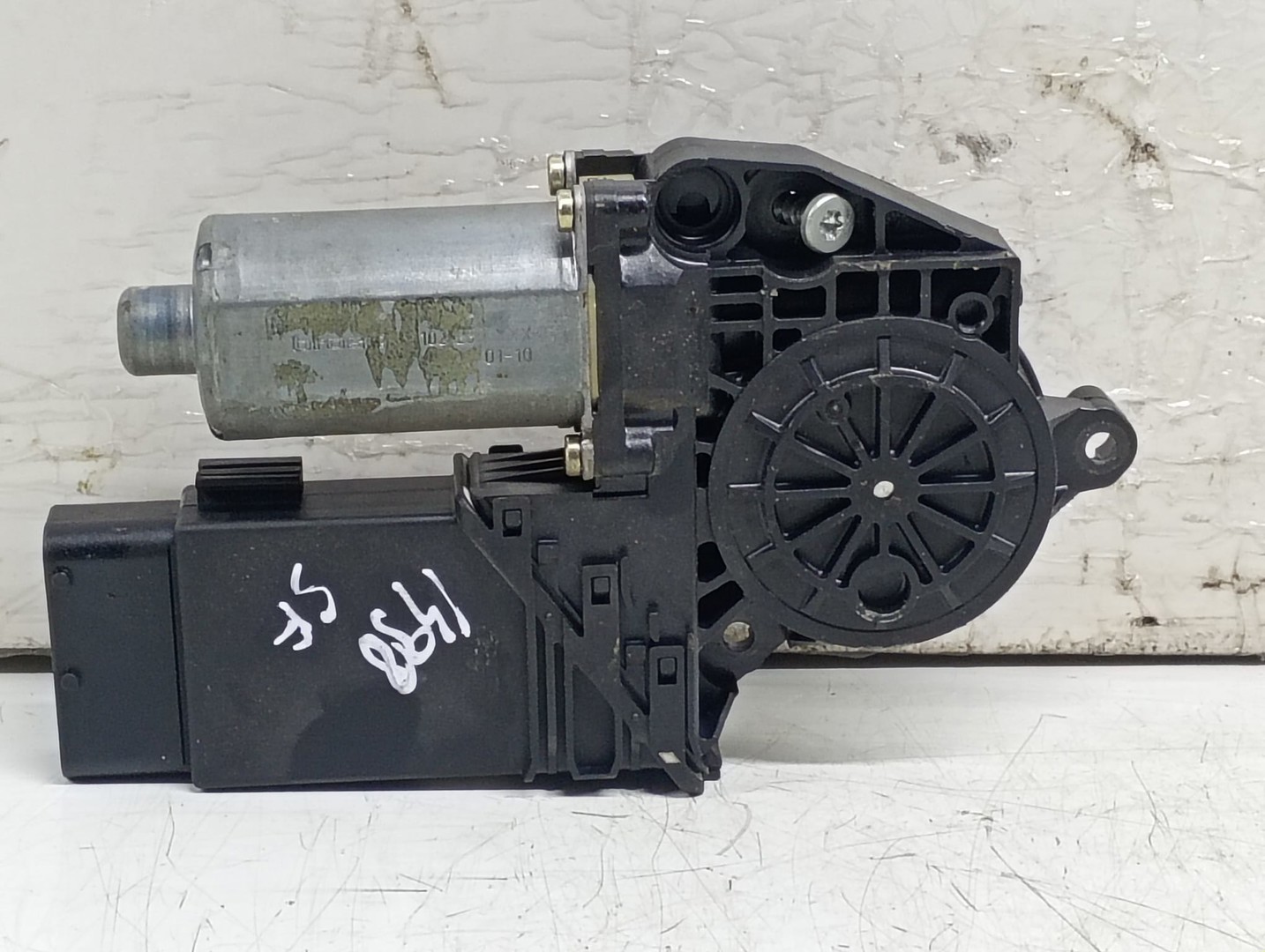 Motoras geam stanga fata 0130821765 Volkswagen Golf 4 (1997 - 2006)