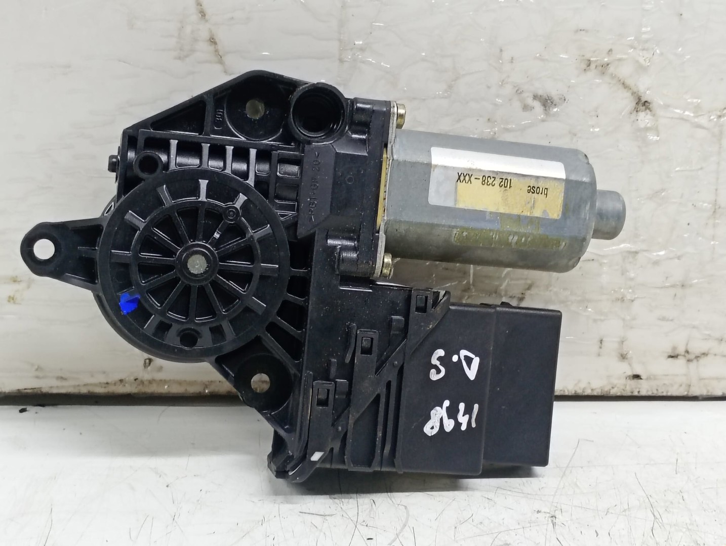 Motoras geam dreapta fata 0130821766 Volkswagen Golf 4 (1997 - 2006)