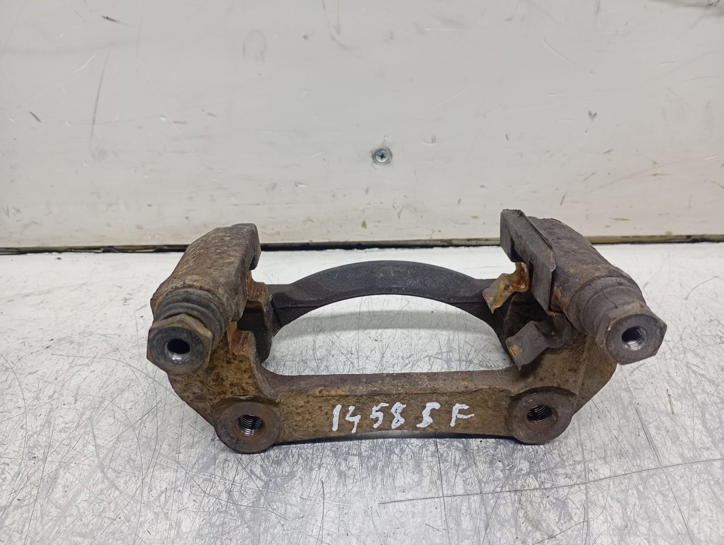 Suport etrier stanga fata Ford Fiesta 6 (facelift) (2013 - 2020)
