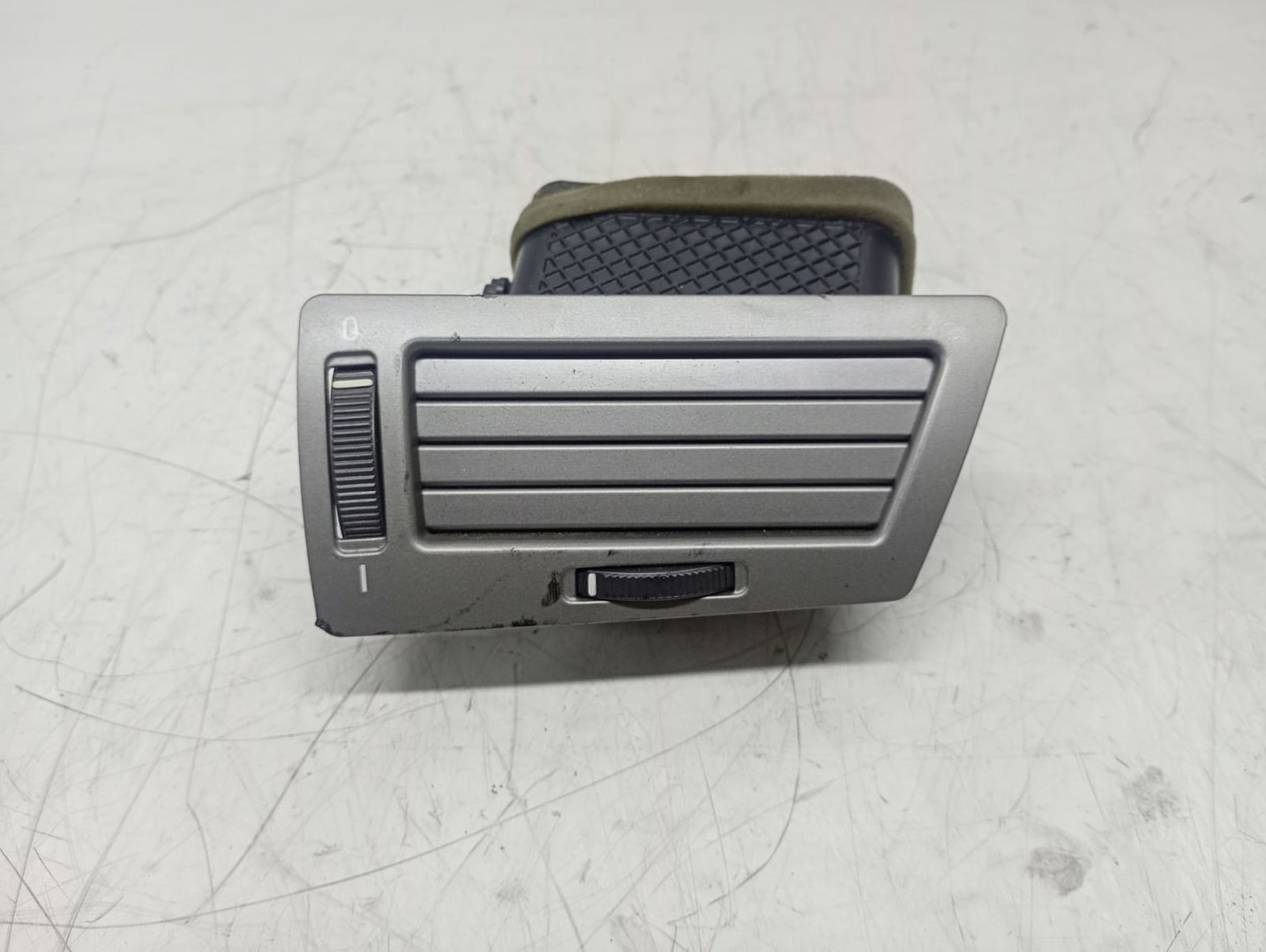 Grila ventilatie bord 64226911242 BMW Seria 7 E65/E66 (facelift) (2005 - 2008)
