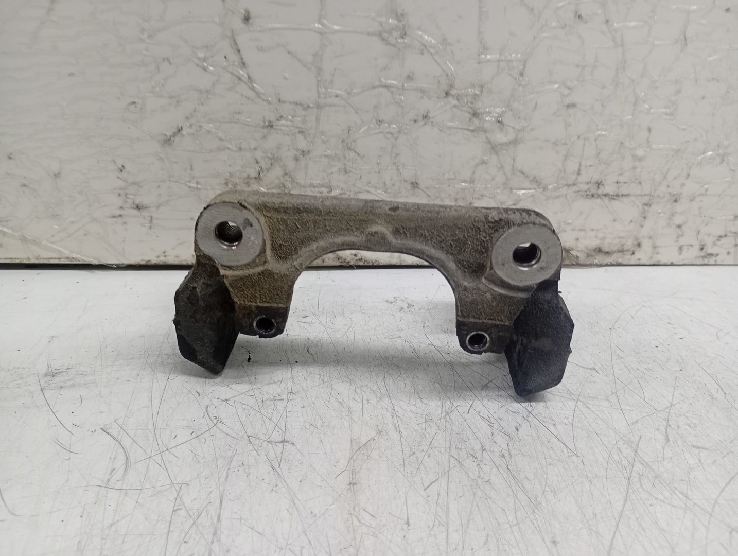 Suport etrier dreapta fata BMW Seria 5 F07/F10/F11 (2009 - 2013)