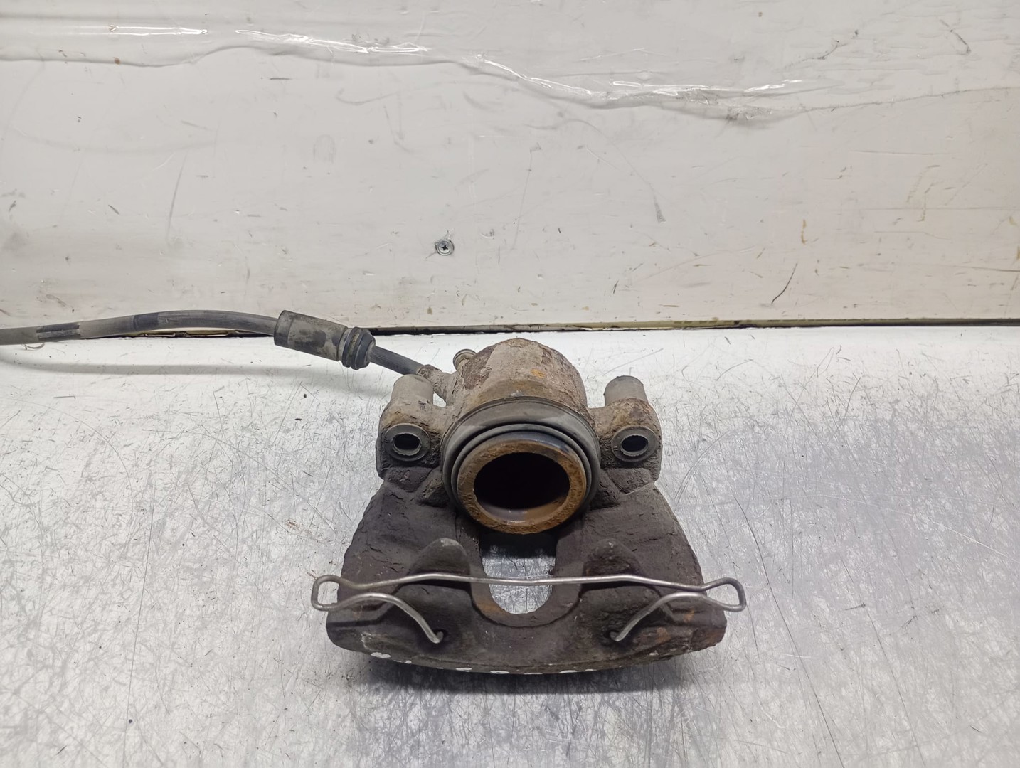 Etrier stanga fata BMW Seria 5 F07/F10/F11 (2009 - 2013)