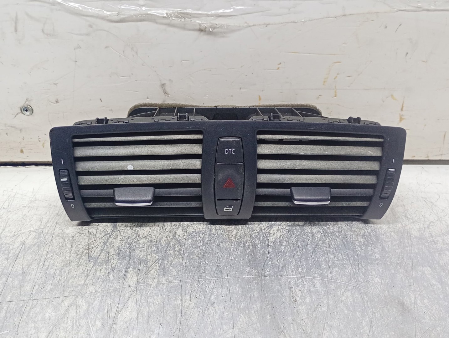 Grila ventilatie bord 7059189-12 BMW Seria 1 E81/E82/E87/E88 (facelift) (2007 - 2012)