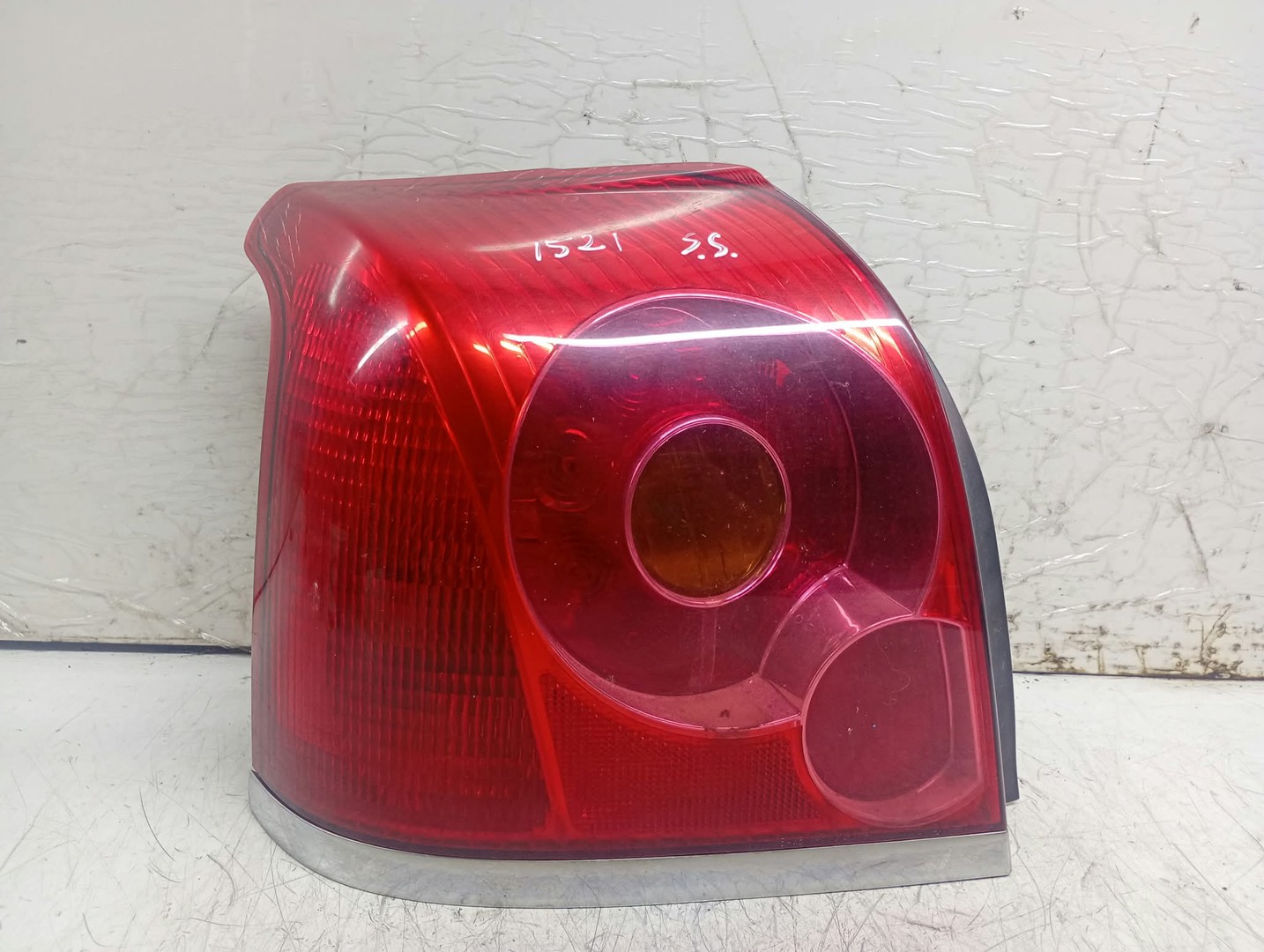Stop stanga 8156105130 Toyota Avensis 2 T25 (2002 - 2006)