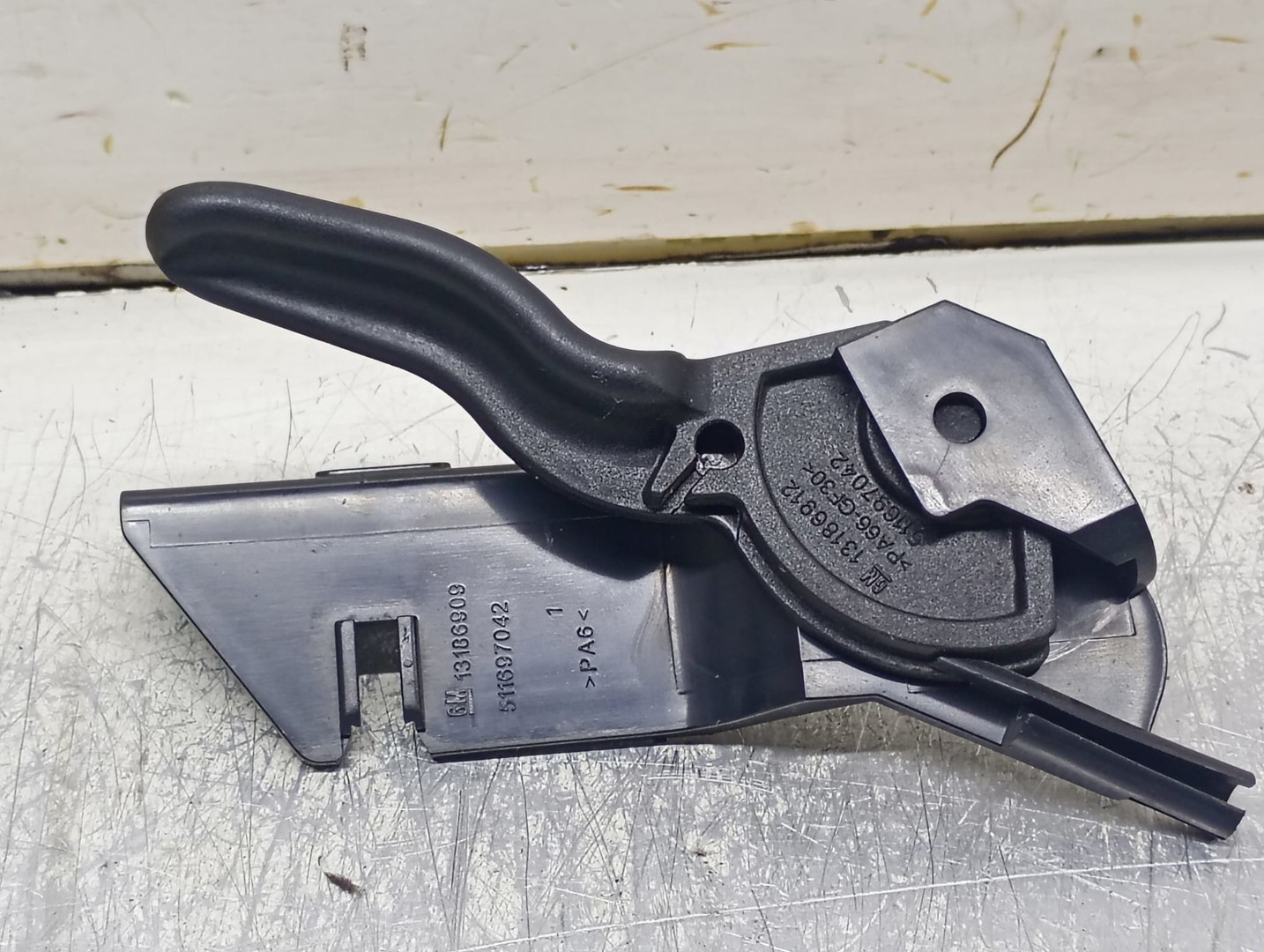 Maner deschidere capota 13186912 Opel Corsa D (2006 - 2011)