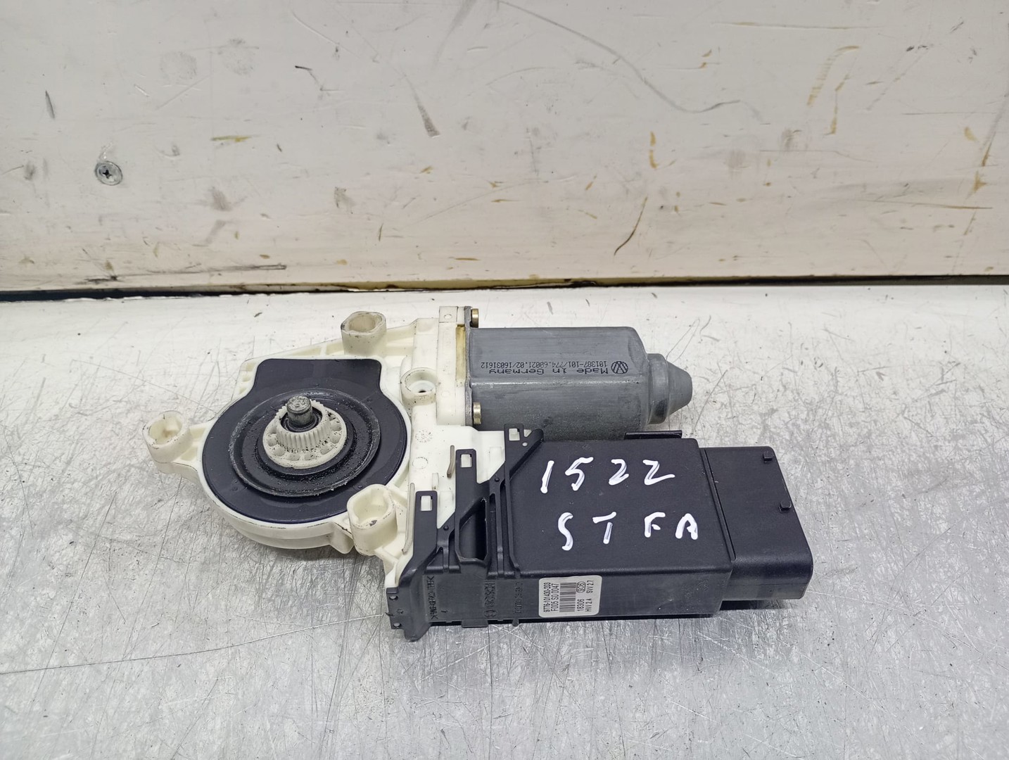 Motoras geam stanga fata 1j1959801c Volkswagen Golf 4 (1997 - 2006)