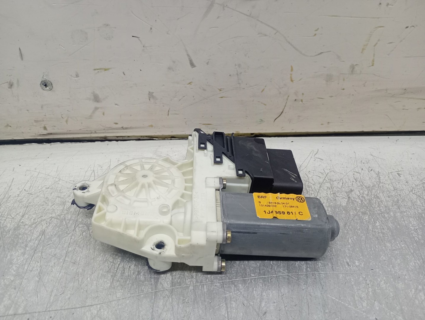 Motoras geam stanga spate 1J4959811C Volkswagen Golf 4 (1997 - 2006)