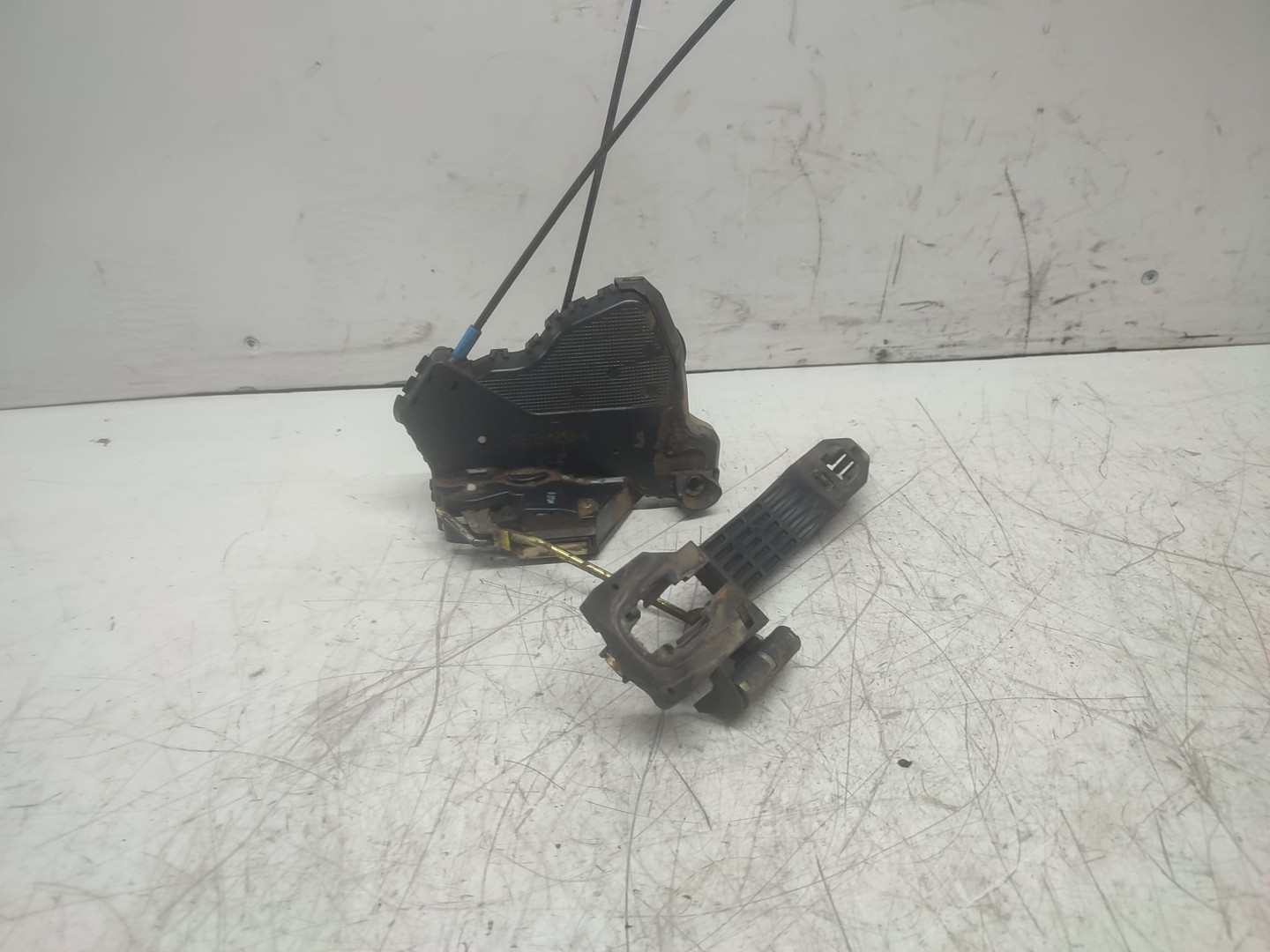 Broasca stanga fata Toyota Avensis 2 T25 (2002 - 2006)