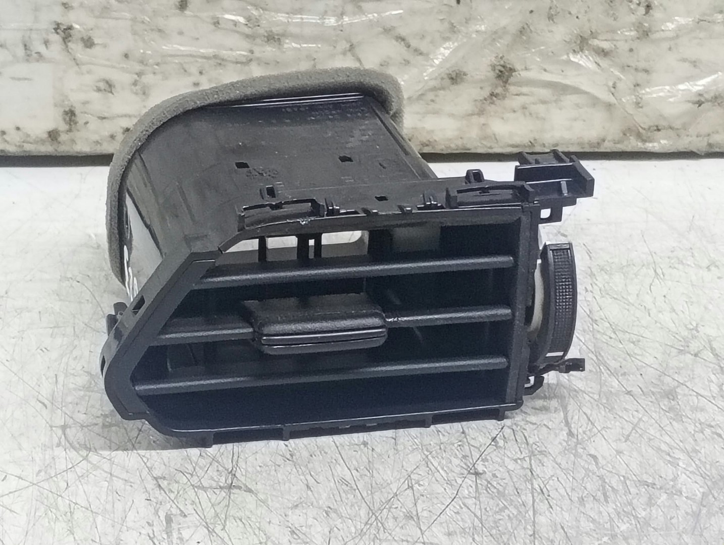Grila ventilatie stanga 73640-69T0 Suzuki Swift 6 generation (2023 - prezent)