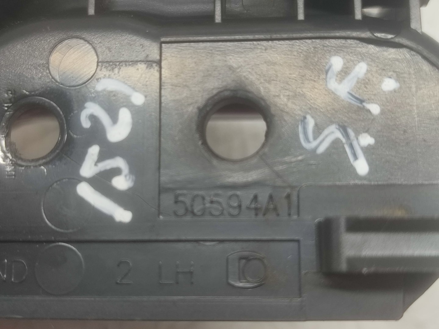 Maner interior stanga fata 50594A1 Toyota Avensis 2 T25 (2002 - 2006)
