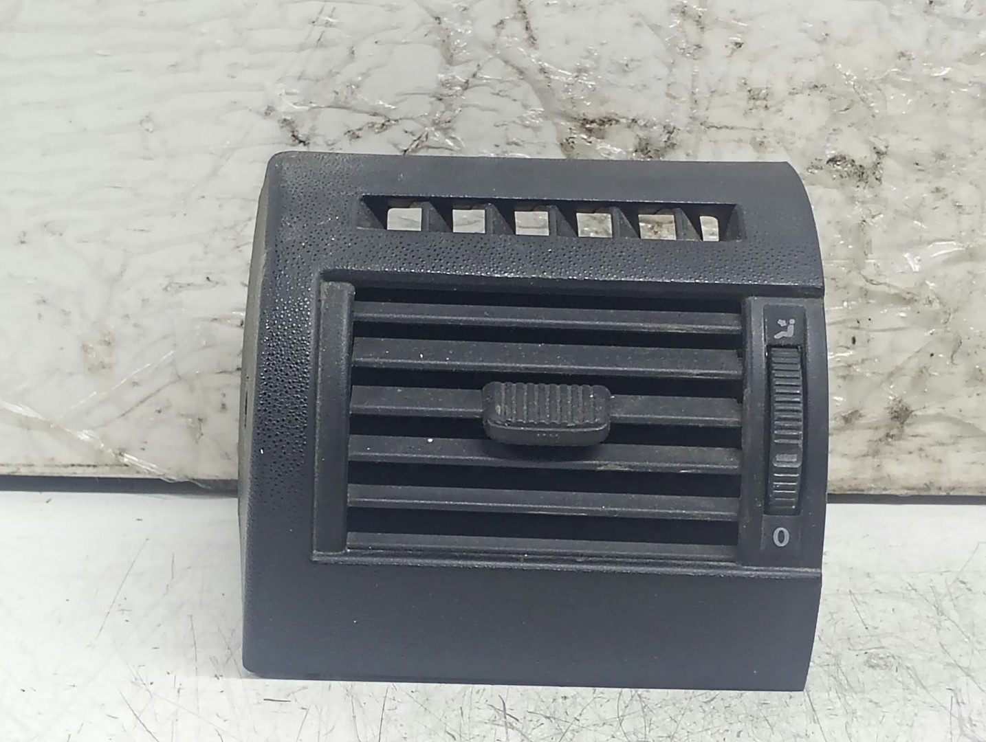 Grila ventilatie bord stanga 5Z0819703 Volkswagen Fox 2 (2003 - 2007)