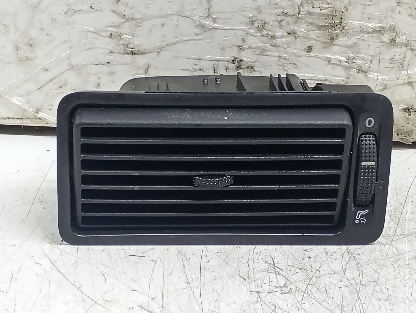 Grila ventilatie bord dreapta fata 1J1819704C Volkswagen Golf 4 (1997 - 2006)