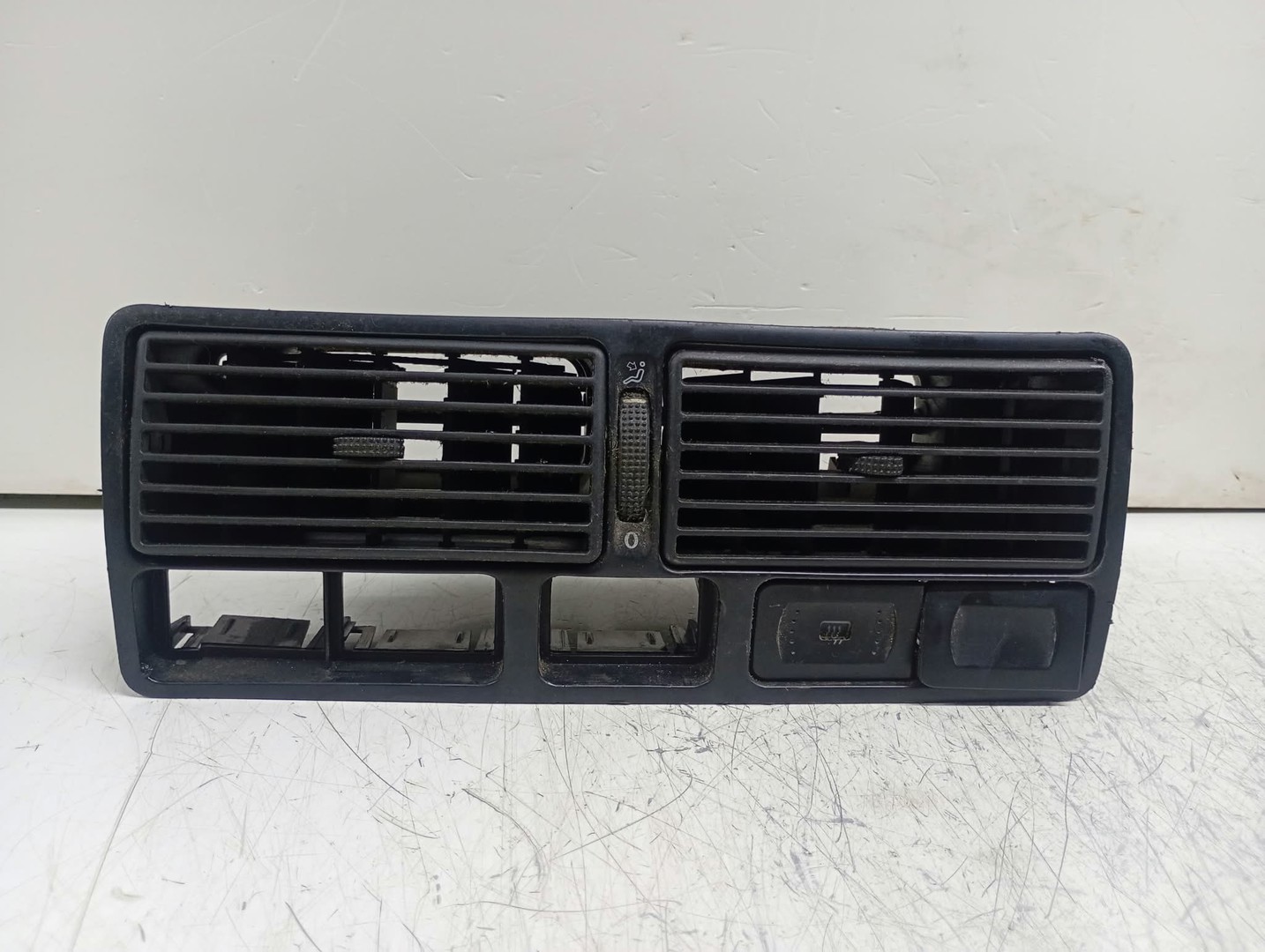 Grila ventilatie bord 1J0819728C Volkswagen Golf 4 (1997 - 2006)