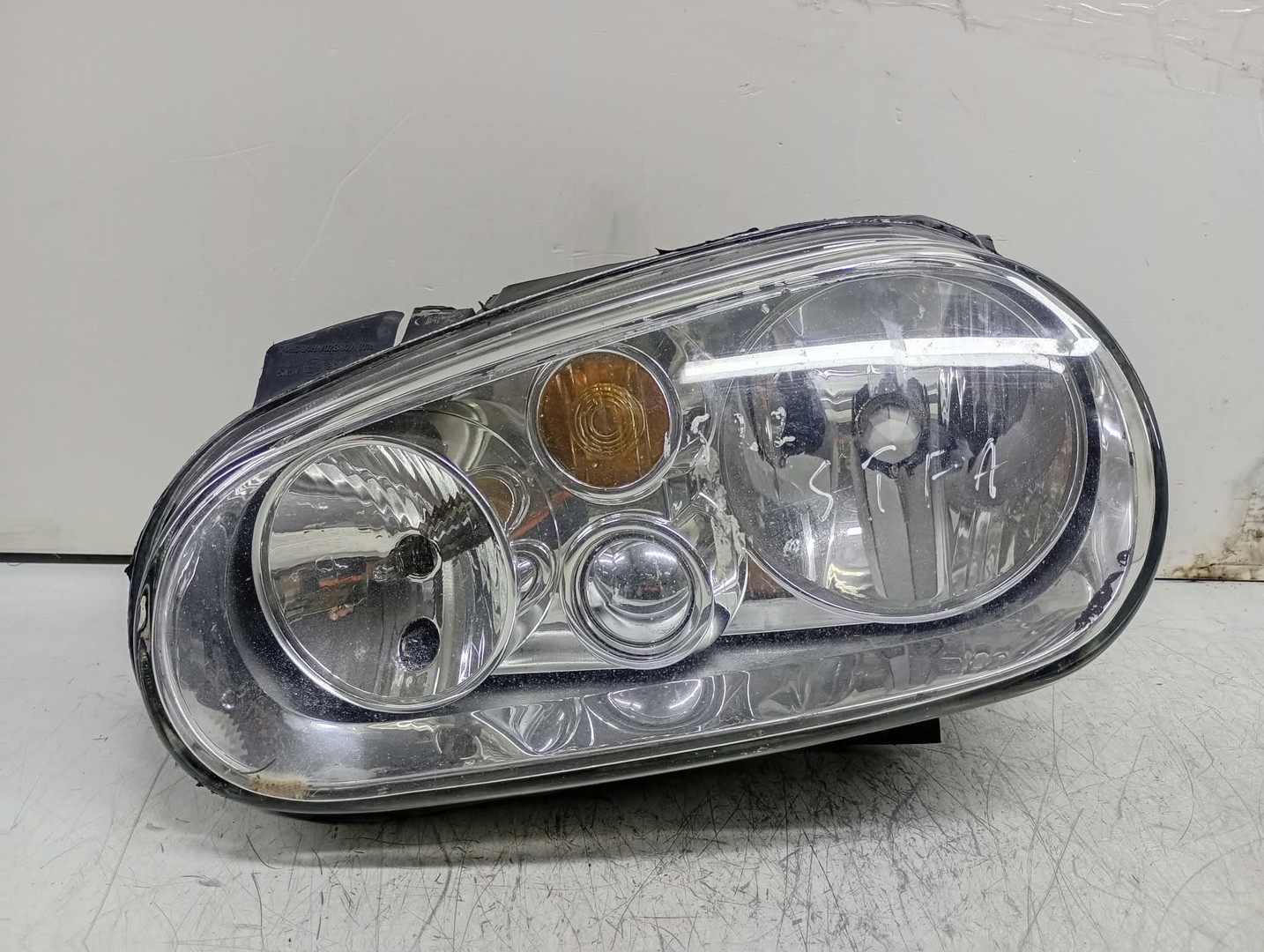 Far stanga 67742010 Volkswagen Golf 4 (1997 - 2006)