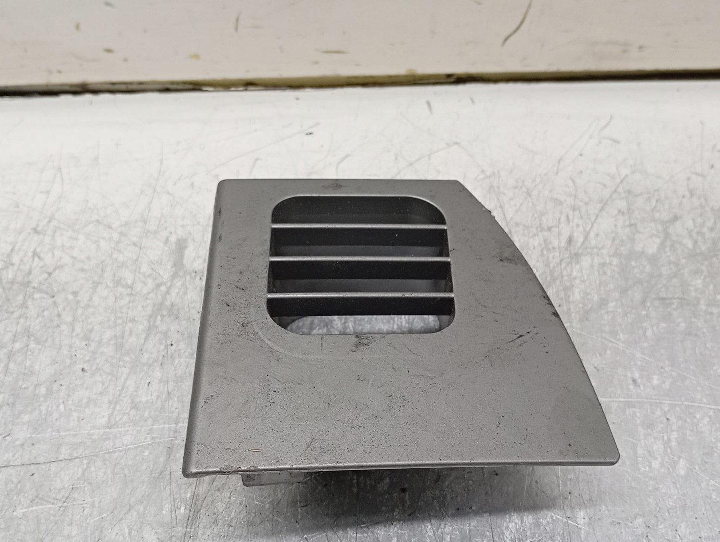 Grila ventilatie 64227007148-13 BMW Seria 5 E60/E61 (2003 - 2007)