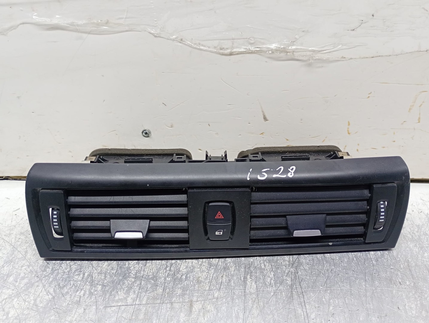 Grila ventilatie bord 9205357-11 BMW Seria 1 F20/F21 (2011 - 2015)