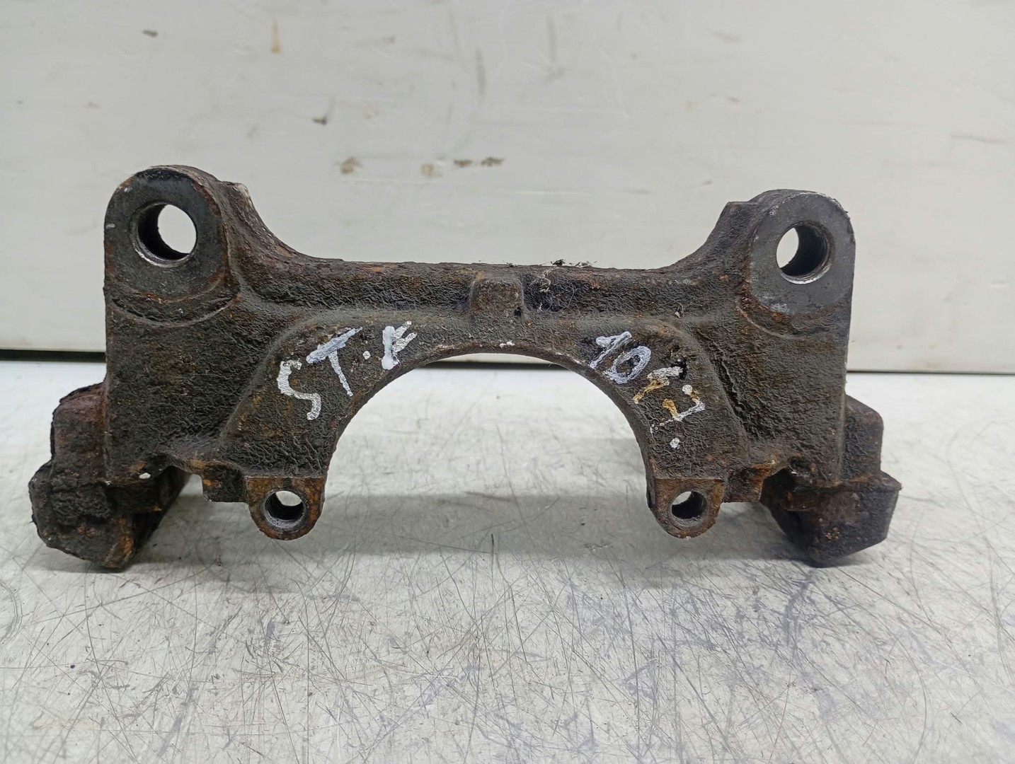 Suport etrier stanga fata Volkswagen Passat B7 (2010 - 2015)
