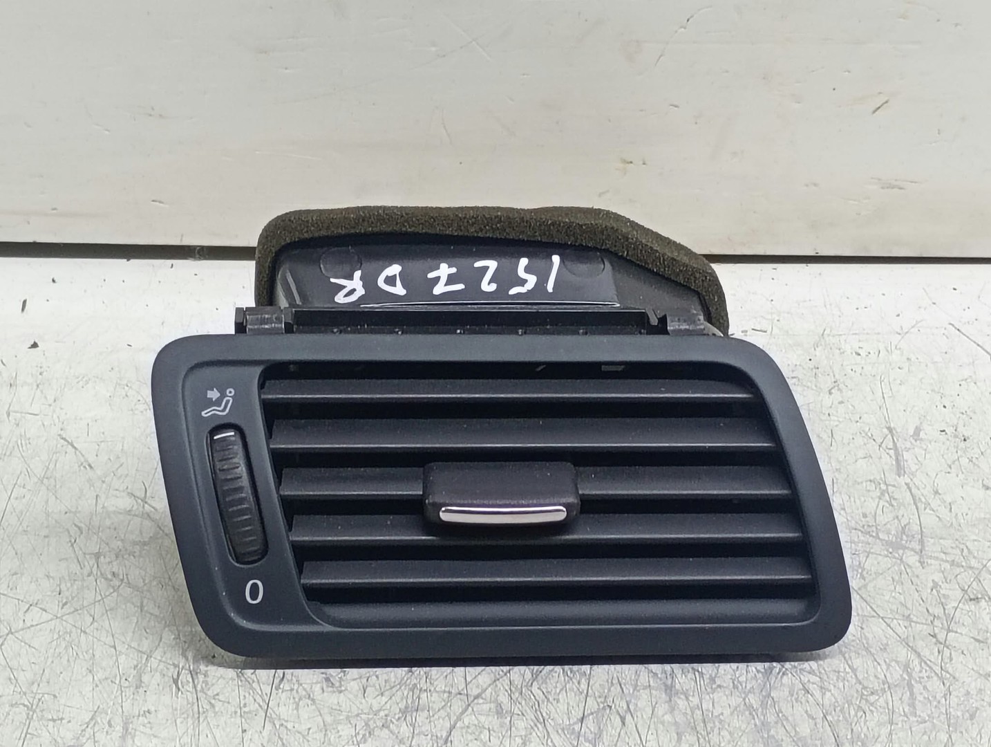 Grila ventilatie bord 3C1819702F Volkswagen Passat CC 1 (2008 - 2012)