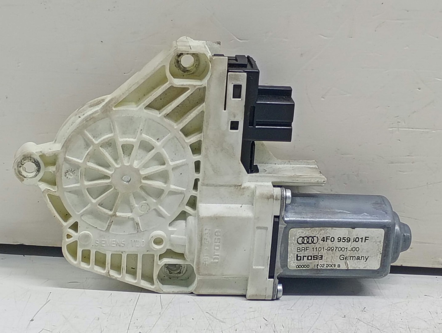 Motoras geam stanga spate 4F0959801 Audi A6 4F/C6 (2004 - 2008)